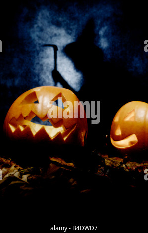 Une sorcière Halloween se prépare à célébrer le nouvel an païen et fête celtique de Samhain entre les têtes de citrouille sculptée Banque D'Images