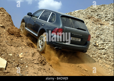 Voiture, Porsche Cayenne Turbo, cross country, l'année de modèle du véhicule 2003-, noir, la conduite automobile, moto-cross, la diagonale de l'arrière, vue arrière Banque D'Images