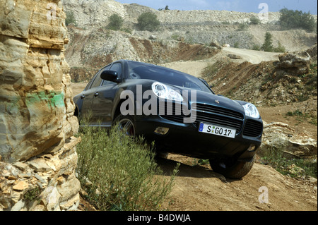 Voiture, Porsche Cayenne Turbo, cross country, l'année de modèle du véhicule 2003-, noir, la conduite automobile, moto-cross, la diagonale de l'avant, vie avant Banque D'Images