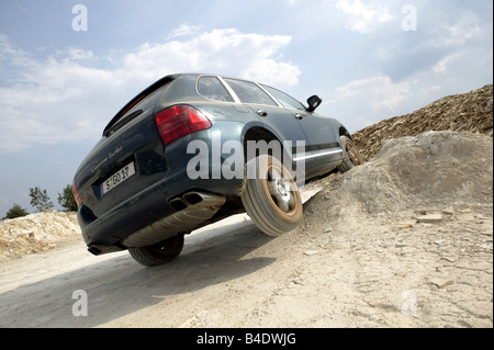 Voiture, Porsche Cayenne Turbo, cross country, l'année de modèle du véhicule 2003-, noir, la conduite automobile, moto-cross, la diagonale de l'arrière, vue arrière Banque D'Images