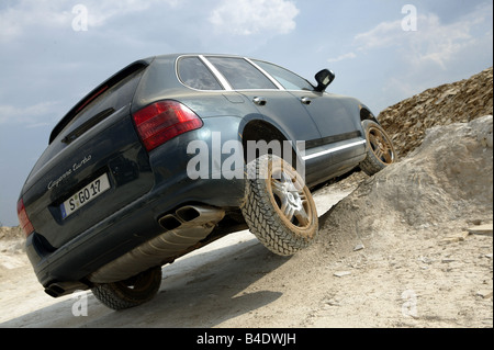 Voiture, Porsche Cayenne Turbo, cross country, l'année de modèle du véhicule 2003-, noir, la conduite automobile, moto-cross, la diagonale de l'arrière, vue arrière Banque D'Images