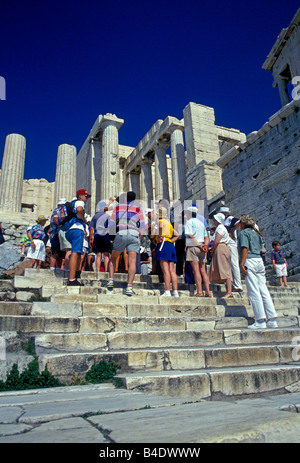 Les gens de touristes visitent des Propylées de l'Acropole à Athènes Attica Grèce Europe Banque D'Images