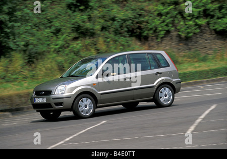 Voiture, Ford Fusion, petite env., Limousine, l'année de modèle 2002, d'argent, la diagonale de l'avant, vue frontale, vue de côté, la conduite Banque D'Images