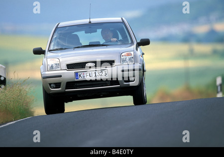 Voiture, Ford Fusion, petite env., Limousine, l'année de modèle 2002, d'argent, la diagonale de l'avant, vue frontale, conduite, pays ro Banque D'Images