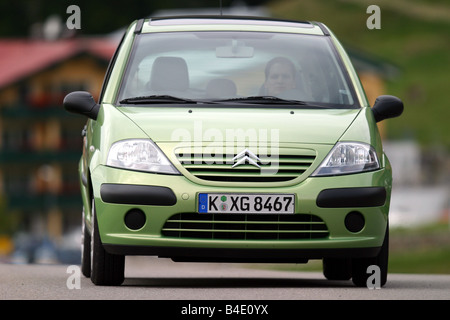 Voiture, la Citroën C3 1.4 HDI, Limousine, petite env., l'année de modèle 2002-, vert, la conduite, la diagonale de l'avant, vue frontale, de conseil Banque D'Images