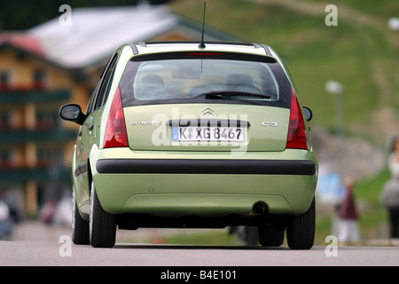 Voiture, la Citroën C3 1.4 HDI, Limousine, petite env., l'année de modèle 2002-, vert, la conduite, la diagonale de l'arrière, vue arrière, pays Banque D'Images