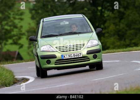 Voiture, la Citroën C3 1.4 HDI, Limousine, petite env., l'année de modèle 2002-, vert, la conduite, la diagonale de l'avant, vue frontale, de conseil Banque D'Images