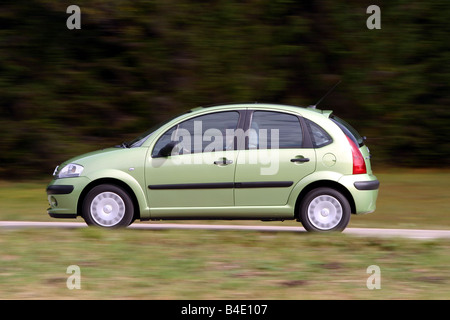 Voiture, la Citroën C3 1.4 HDI, Limousine, petite env., l'année de modèle 2002-, vert, la conduite, la vue latérale, country road Banque D'Images