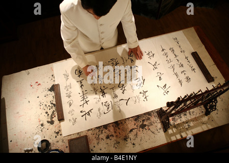 L'homme chinois Calligraphie pratique Banque D'Images