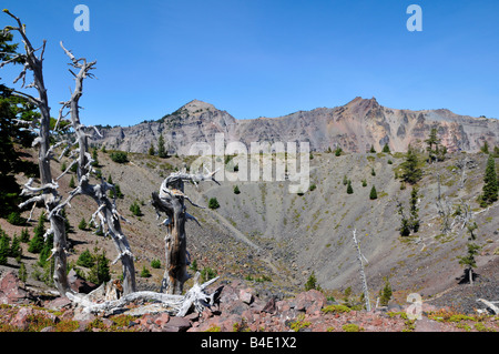 Le chaudron de la Sorcière, un petit cratère sur haut de l'île de l'Assistant. Le Crater Lake National Park, Oregon, USA. Banque D'Images