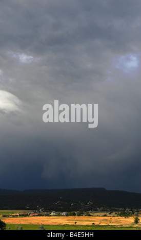 Haut spectaculaire des montagnes du désert avec une tempête approche dans le Nord de l'Arizona Banque D'Images