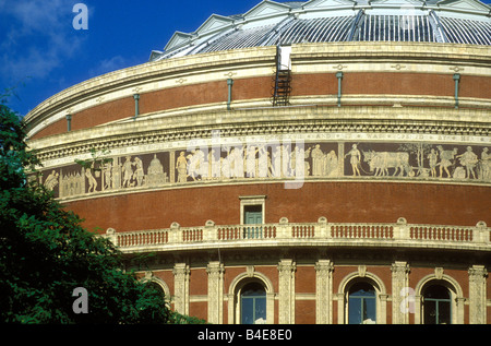 Télévision frise en terre cuite autour de la circonférence de la Royal Albert Hall représentant les valeurs et les innovations de l'ère victorienne, Londres, UK Banque D'Images