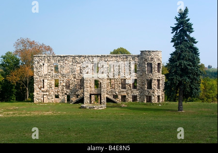 Mur de pierre ruines de bâtiment de l'hôtel Maribel historique grottes à Maribel, Wisconsin USA après 1985 et avant 2013 incendie tempête. Banque D'Images