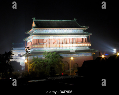 La Dynastie Yuan de la cloche et Tour du tambour dans la nuit dans le quartier de Hutong Shichahai Beijing Chine Banque D'Images