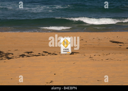 Fort courant panneau d'avertissement affiché sur Bilgola beach, l'un des célèbres plages du nord de Sydney, Australie Banque D'Images