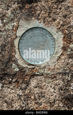Us Geological Survey marqueur sur le sommet du mont Tremont situé dans les Montagnes Blanches du New Hampshire USA Banque D'Images
