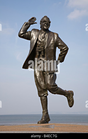 Statue d'Eric Morecambe sur front de mer promenade Lancashire England UK Morecambe Banque D'Images