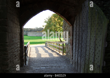 Douves du château et l'entrée, Ludlow Castle, Ludlow, Shropshire, Angleterre, Royaume-Uni Banque D'Images