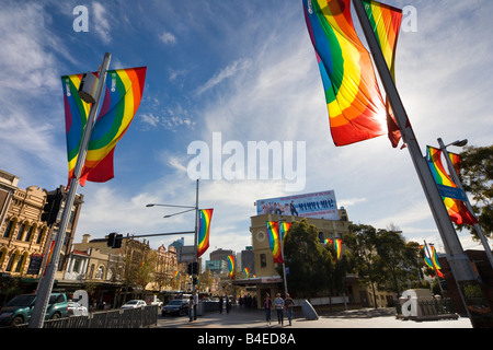 Taylor Square Sydney NSW Australie. Bannières Bannières arc-en-ciel de poteaux dans le cœur de la communauté LGBT, gay Banque D'Images