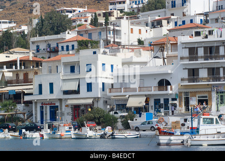 La ville de Batsi grec typique à l'architecture traditionnelle de l'île d'Andros Cyclades Grèce Mer Egée Banque D'Images