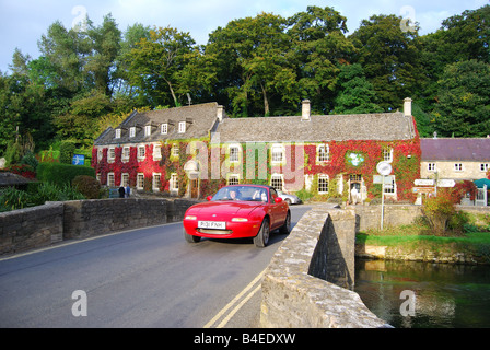 Pont sur la rivière Coln en automne, Bibury, Gloucestershire, Angleterre, Royaume-Uni Banque D'Images