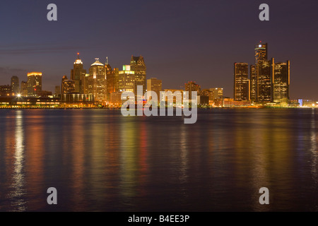 Skyline de Detroit, Michigan, USA vu de la ville de Windsor, Ontario, Canada au crépuscule. Banque D'Images