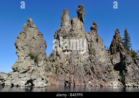 Voir le bateau fantôme, une roche volcanique conseils ci-dessus de la surface du lac. Le Crater Lake National Park, Oregon, USA. Banque D'Images