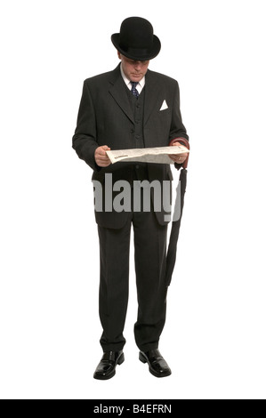 Businessman in pinstripe Costume et chapeau melon traditionnel avec parapluie lire le journal financier Banque D'Images
