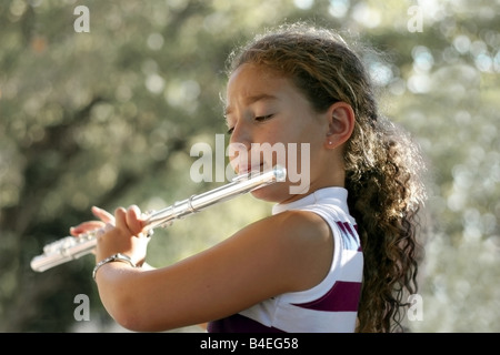 Fille jouant de la flûte Banque D'Images