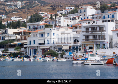 La ville de Batsi grec typique à l'architecture traditionnelle de l'île d'Andros Cyclades Grèce Mer Egée Banque D'Images