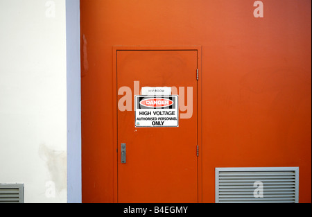 "Danger Haute Tension" sur la porte Banque D'Images