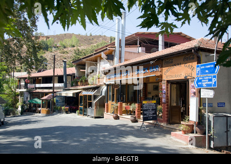 Le VILLAGE DE KAKOPETRIA dans le parc national forestier de Troodos. Banque D'Images