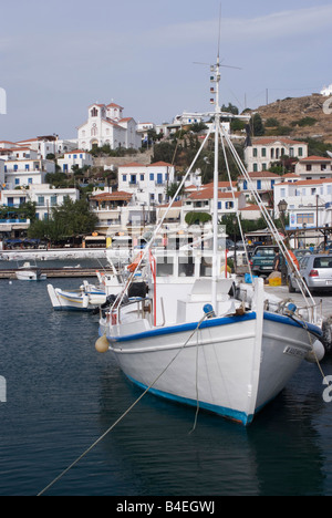 La ville de Batsi grec typique à l'architecture traditionnelle de l'île d'Andros Cyclades Grèce Mer Egée Banque D'Images