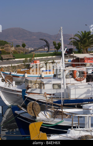 Bateaux de pêche colorés amarrés dans le port très animé à Sparte à l'île de Evia Grèce îles grecques de la mer Égée Banque D'Images