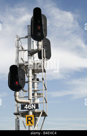 Les feux de signalisation ferroviaire contre le ciel bleu et nuages cirrus Ontario Canada Banque D'Images