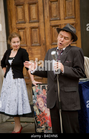 Frank SInatra se ressemblent en live dans les rues de York, Yorkshire, Angleterre Banque D'Images