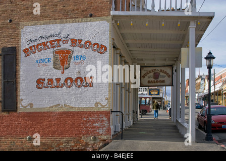 Seau de sang Saloon signe en C Street boardwalk à Virginia City NEVADA USA Banque D'Images