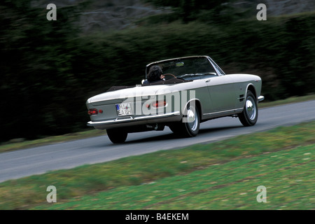 Voiture, Fiat 2300 S Cabriolet, voiture d'époque, années 60, années 60, cabriolet, capote, ouvrir, la conduite, la diagonale de retour, retour vie Banque D'Images