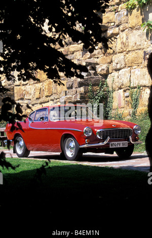 Voiture, Volvo P 1800 S, l'année de modèle 1963, voiture d'époque, années 60, années 60, rouge, coupé, coupé, debout, la diagonale avant, vue de face Banque D'Images