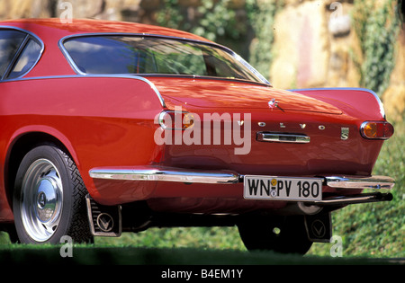 Voiture, Volvo P 1800 S, l'année de modèle 1963, voiture d'époque, années 60, années 60, rouge, coupé, coupé, debout, diagonale arrière, vue de dos, Banque D'Images