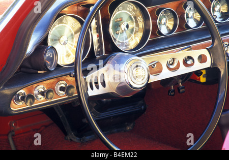 Voiture, Volvo P 1800 S, l'année de modèle 1963, voiture d'époque, années 60, années 60, rouge, coupé, coupé, l'intérieur, l'habitacle, volant de direction, t Banque D'Images