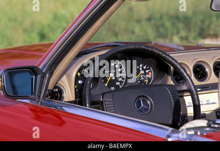 Voiture, Mercedes Benz 350 SL R 107, convertible, l'année de modèle 1978, rouge, capote, ouvrir, vieille voiture, l'intérieur, l'habitacle, Technics Banque D'Images