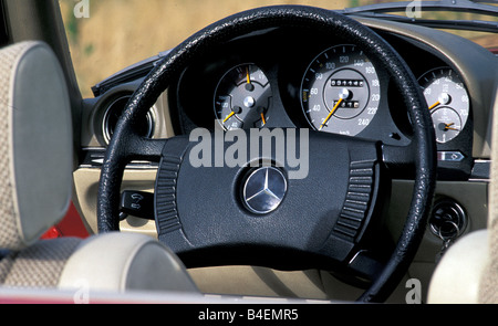 Voiture, Mercedes Benz 350 SL R 107, convertible, l'année de modèle 1978, rouge, capote, ouvrir, vieille voiture, l'intérieur, l'habitacle, Technics Banque D'Images