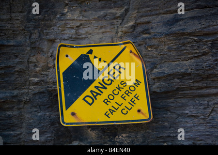 Danger roches tombent à partir de la falaise signe, placé sur la falaise à bilgola beach, Sydney, Australie Banque D'Images