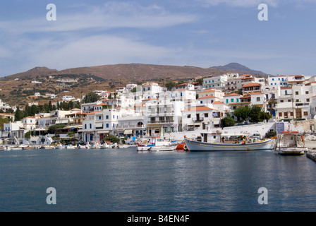 La ville de Batsi grec typique à l'architecture traditionnelle de l'île d'Andros Cyclades Grèce Mer Egée Banque D'Images