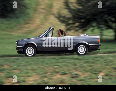 Voiture, 3er BMW décapotable, l'année de modèle 1985-1993, bleu, ancienne, années 80, années 80, open top , conduite, side view, routier, pays roa Banque D'Images