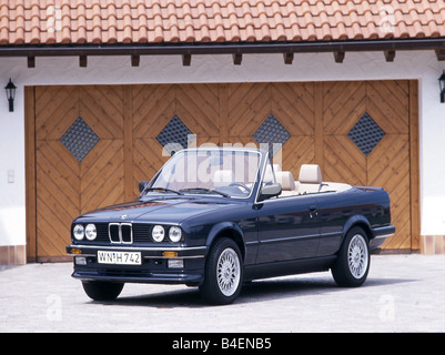 Voiture, 3er BMW décapotable, l'année de modèle 1985-1993, bleu, ancienne, années 80, années 80, open top , debout, diagonale avant, vue avant, Banque D'Images