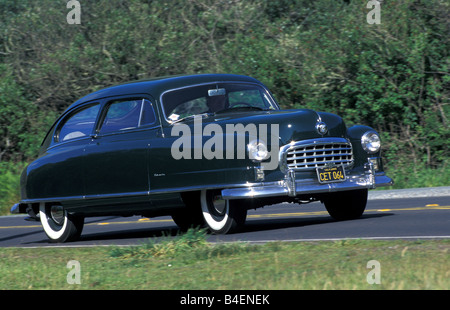 Voiture, Nash l'Ambassadeur, l'année de modèle 1949, vert-foncé, berline, voiture d'époque, années 40, mi quarantaine, rationalisée, location de corps, Body Shop, carri Banque D'Images