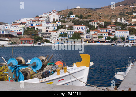 La ville de Batsi grec typique à l'architecture traditionnelle de l'île d'Andros Cyclades Grèce Mer Egée Banque D'Images