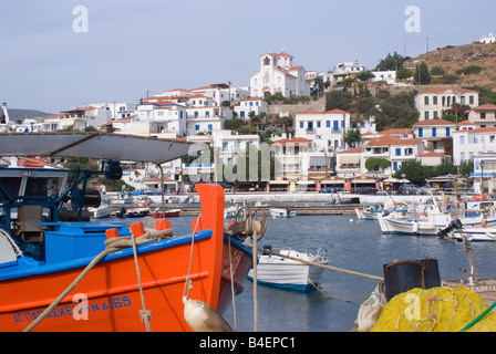 La ville de Batsi grec typique à l'architecture traditionnelle de l'île d'Andros Cyclades Grèce Mer Egée Banque D'Images